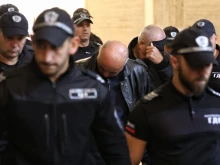 Оставиха в ареста двамата служители на ДАИ, взели подкуп от екипа на Роби Уилямс