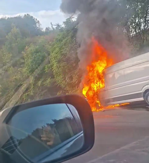 Бус гори в Прохода на Републиката