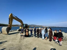 Започна брегоукрепването на плажа в Ахтопол