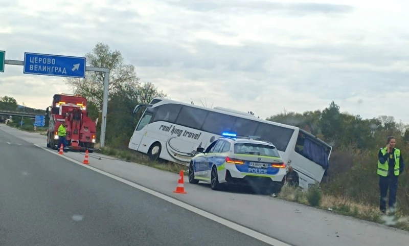 Автобус изхвърча от магистрала "Тракия"