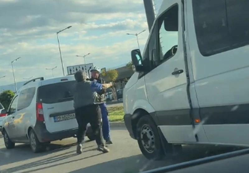 Изнервени шофьори се сбиха на оживен булевард в Пловдив