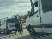 Изнервени шофьори се сбиха на оживен булевард в Пловдив