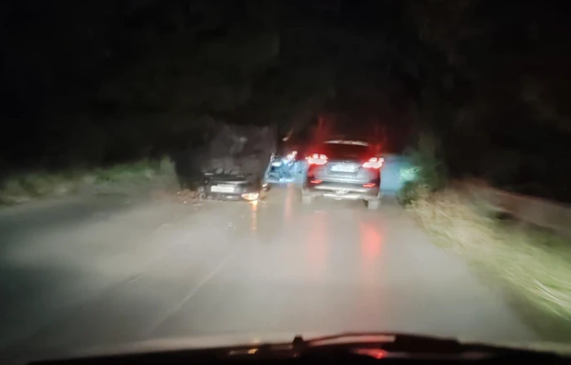 Автомобил се обърна по таван