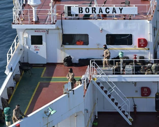 Френските военни се качиха на борда на танкера Boracay