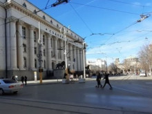 Предадоха на съд обвиняем, запалил знаме на ЕС пред сградата на БНБ