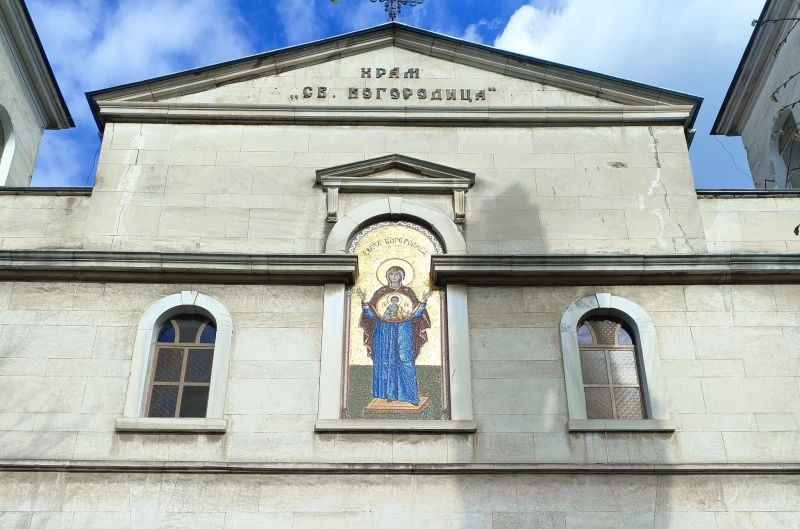 Хванаха млада жена и 12-годишно момиче за кражба в бургаска църква