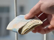 Възрастна пловдивчанка хвърли през терасата 4000 лева, мъж е арестуван
