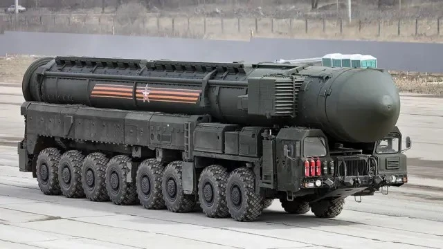Defense Express: Лукашенко за първи път показа модел на пусковата установка "Орешник"