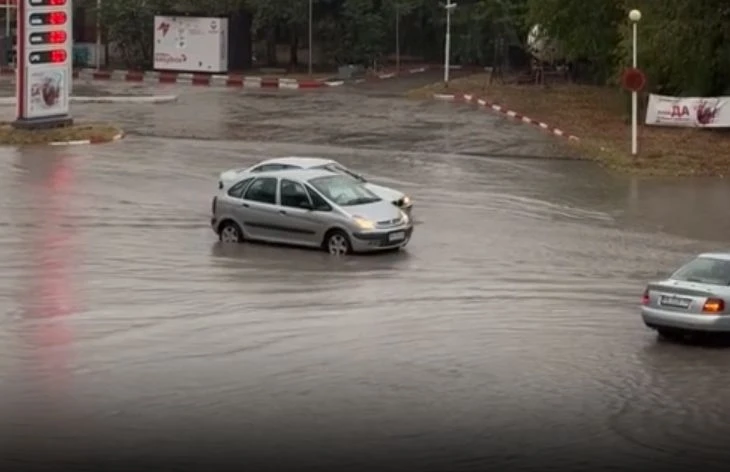 Автомобили започнаха да аварират в Пловдив, усеща се и неприятна миризма
