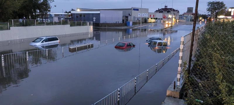 Воден ад в Бургаско, наводнени и затворени са редица трасета в региона