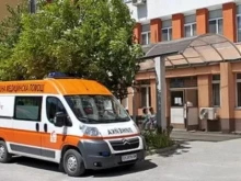 Бус и товарен автомобил се удариха при разклона за с. Лесидрен, има пострадали
