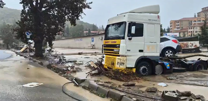 Ужасът на Елените: Бедстващи хора, автомобили и сгради са под вода