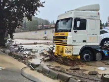 Ужасът на Елените: Бедстващи хора, автомобили и сгради са под вода