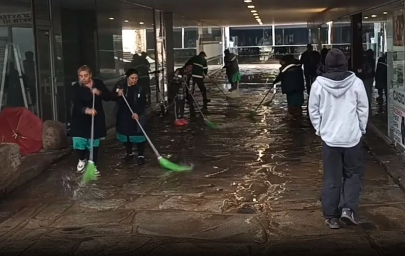 Общински служителки отводняват подлез в Пловдив с метли