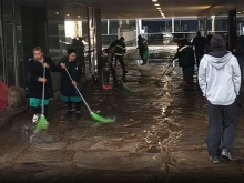 Общински служителки отводняват подлез в Пловдив с метли