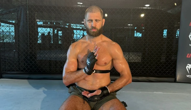 Боец от UFC се калява за следващия си мач с коприва на голо
