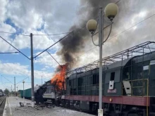 Пътнически влак е ударен при руска атака по жп гара в Украйна