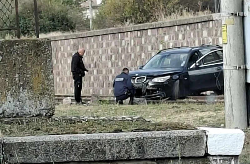 Безумие в Пловдивско! Пиян младеж приземи БМВ върху жп линии