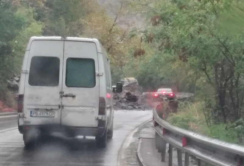 Огромно свлачище затвори пътя Асеновград и Смолян