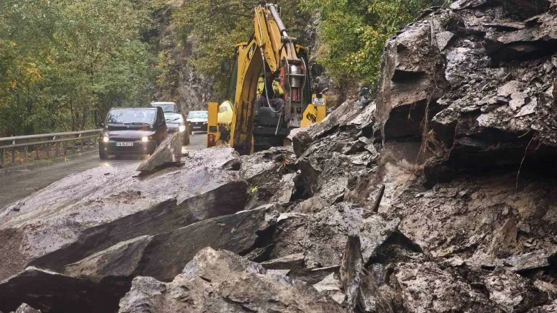 Разчистват свлачището, затворило пътя Смолян Асеновград