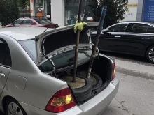 Деребей сложи на улица в Пловдив гуми с излят в тях бетон и циментирани метални тръби