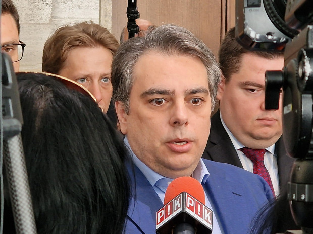 Асен Василев отговори на Пеевски: Много ни надценява!