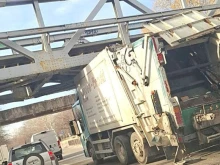 Влекач отнесе седем осветителни тела на Подбалканския път край Казанлък и нанесе щети на мост