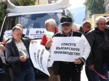 Земеделци на протест в защита на българското производство пред Дома на Европа
