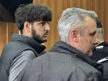 С белезници докараха в съда в Пловдив арестуваните за измами на еротични модели