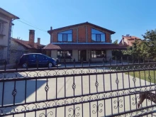 Доста апетитна къща в Пловдивско отново е на пазара, вместо на 1 етаж се оказва, че е на 2