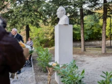 Овековечиха с бюст-паметник д-р Асен Велев