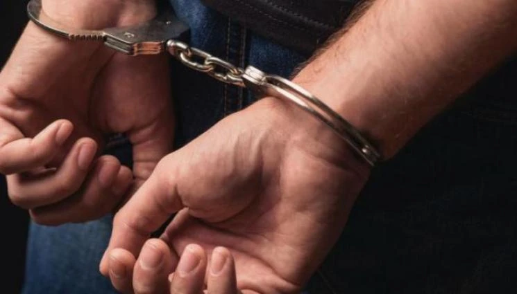 Полицаи сложиха белезници на колеги от МВР