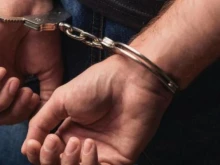 Полицаи сложиха белезници на колеги от МВР