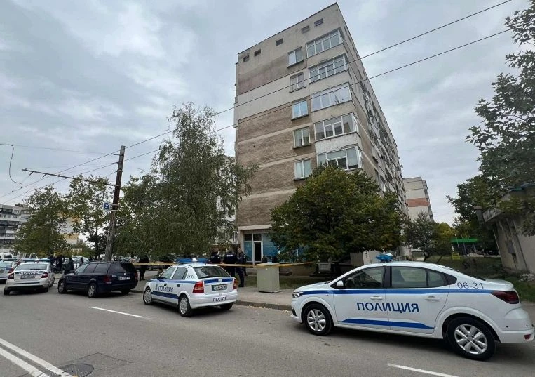 Млад мъж разби с глава вратата на автошкола "Дигси" и се самоуби пред курсистите