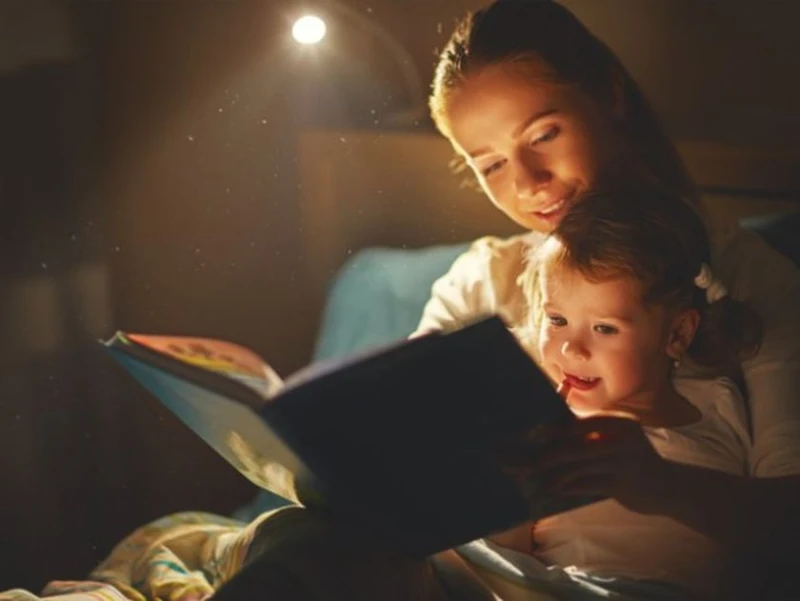 Психолог обясни защо е важно да четем приказки на децата вечер