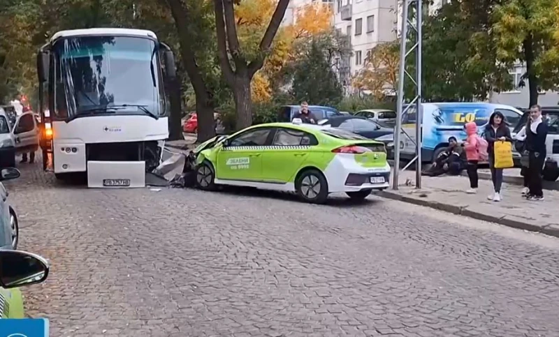 Тежка катастрофа между автобус и такси в Пловдив