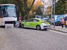 Тежка катастрофа между автобус и такси в Пловдив