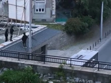 Келеши хвърлят предмети по автомобили над Тунела