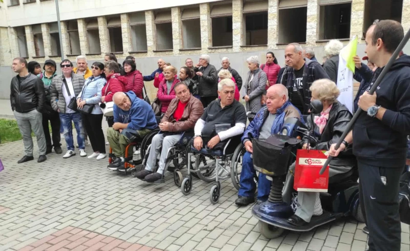 Гражданите със специални потребности излязоха на протест