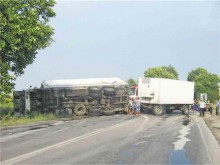 Пътник 2 ч заклещен в смазан пикап на пътя Пловдив - Пазарджик