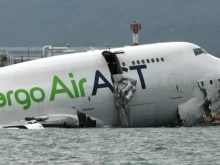 Двама загинали, след като самолет и кола паднаха в морето