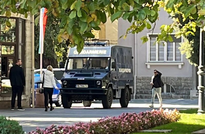 Два автомобила на жандармерията си тръгнаха от община Пловдив