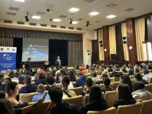 "Не сте сами" на Агенция "Митници" и НАП даде старт на новата учебна година с лекция пред 200 ученици в Банкя