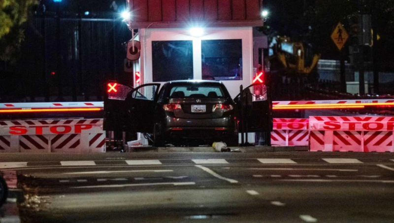 Автомобил се удари в бариерата пред Белия дом