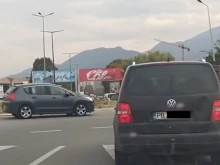 Шофьор: Хайде вече да се научим как се минава през кръгово, а?