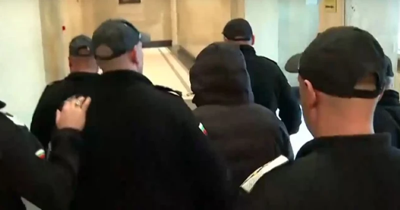 Съдът остави в ареста 15-годишното момче, намушкало свой връстник в столичен мол