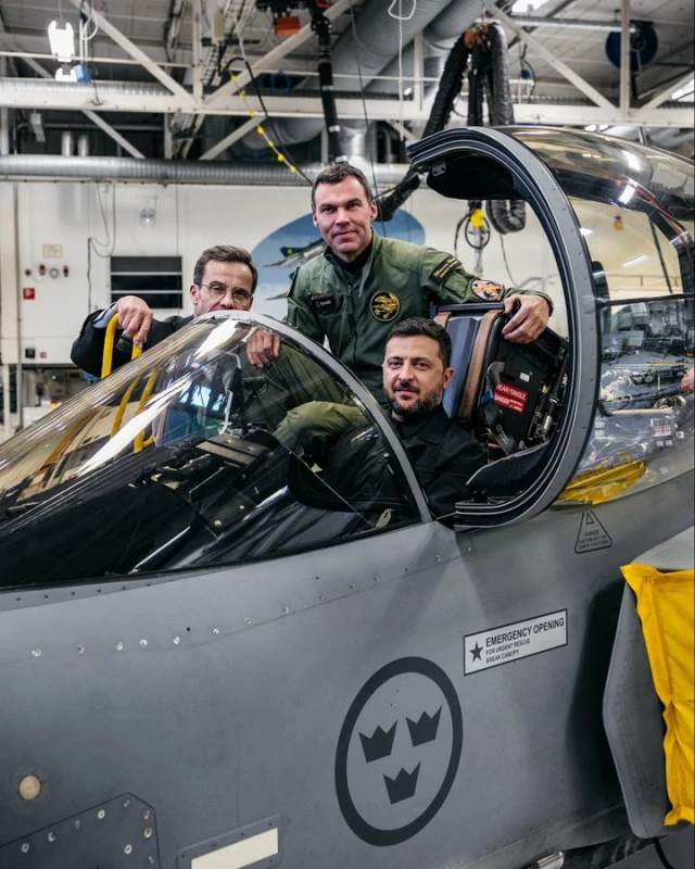 Премиерът на Швеция публикува снимка на Зеленски, седнал в изтребител Gripen