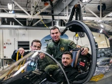 Премиерът на Швеция публикува снимка на Зеленски, седнал в изтребител Gripen
