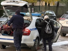Добрият пример: Полицаи помагат на възрастна жена с покупките 