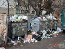 Още камиони и служители влизат в "битката с боклука" в София